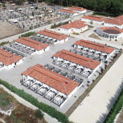 Gölbaşı'nda doğa ile iç içe, modern ve konforlu kiralık bungalovlar, huzurlu tatil deneyimi sunuyor. Kişiye özel bahçeleri ve sosyal alanlarıyla tercih edilebilir tatil köyü.