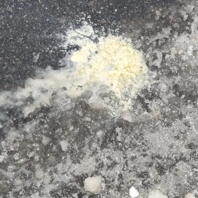 Beyaz toz un ve buzlu zemin üzerinde karışıklık, kar veya buz patikası, kış mevsiminde dış mekan detayları.