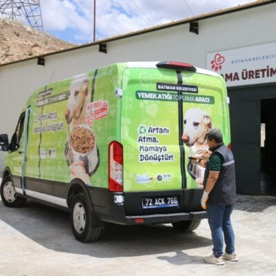 Yemek atığı toplama aracı, kediler ve köpekler için çevre dostu beslenme desteği, Batman Belediyesi çevre ve hayvan kurtarma hizmetleri, sokak hayvanları besleme, hayvanlara mama bağışları, sürdürülebilir hayvan bakımı, sokak hayvanları yardım faaliyetleri, hayvanseverler ve hayvan koruma projeleri, sürdürülebilir şehir yaşamı ve hayvan refahı.
