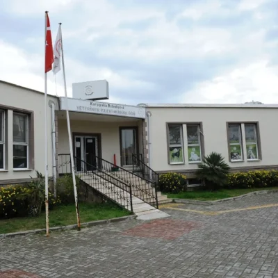 Karıyaka Belediyesi Veteriner İşleri Müdürlüğü hayvan barınağı, sokak hayvanları rehabilitasyon merkezi ve pet dostlar için sevgi dolu ortam.