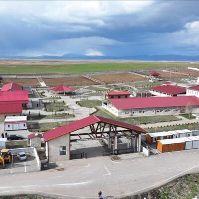 Güneydoğu Anadolu Bölgesi'nde modern hayvan barınakları, geniş yeşil alanlar ve güvenli yaşam alanlarıyla kurulmuş, yaklaşık 20.000 kapasiteli modern hayvan bakım merkezi.