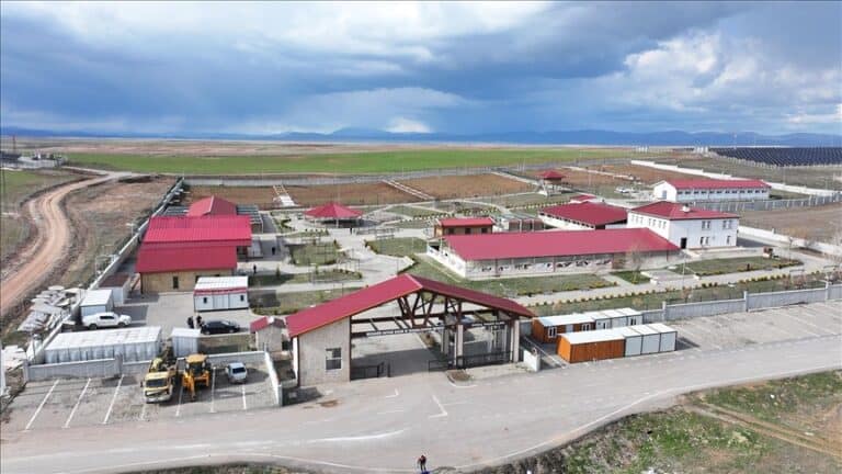Güneydoğu Anadolu Bölgesi'nde modern hayvan barınakları, geniş yeşil alanlar ve güvenli yaşam alanlarıyla kurulmuş, yaklaşık 20.000 kapasiteli modern hayvan bakım merkezi.