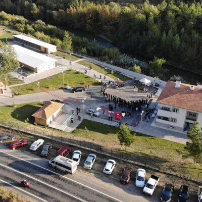 Köpeklerin sokakta kahramanı olmak temasıyla, sokaklarda cesur ve sevgi dolu köpeklerin toplandığı etkinlik. Bu görüntüde, köpeklerin ve sahiplerinin bir araya geldiği, sevgi ve dayanışma dolu anlar y.