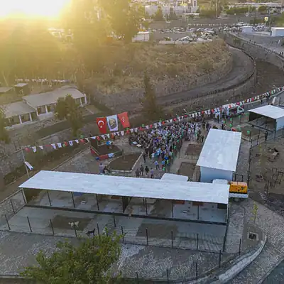 Kırık Kuyu Hayvan Barınağı'nda düzenlenen etkinlikte çok sayıda hayvansever ve gönüllü bir araya geldi. Türk bayrakları ve çeşitli etkinlik alanlarıyla dolu bu alan, hayvan hakları ve koruma bilincini.